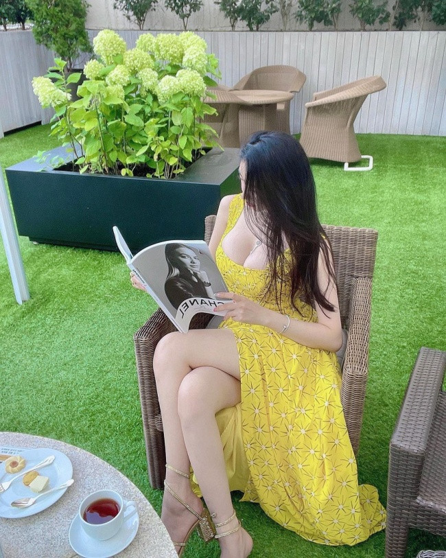 Phong cách của cô thiên về sự nữ tính đan xen nét quyến rũ.