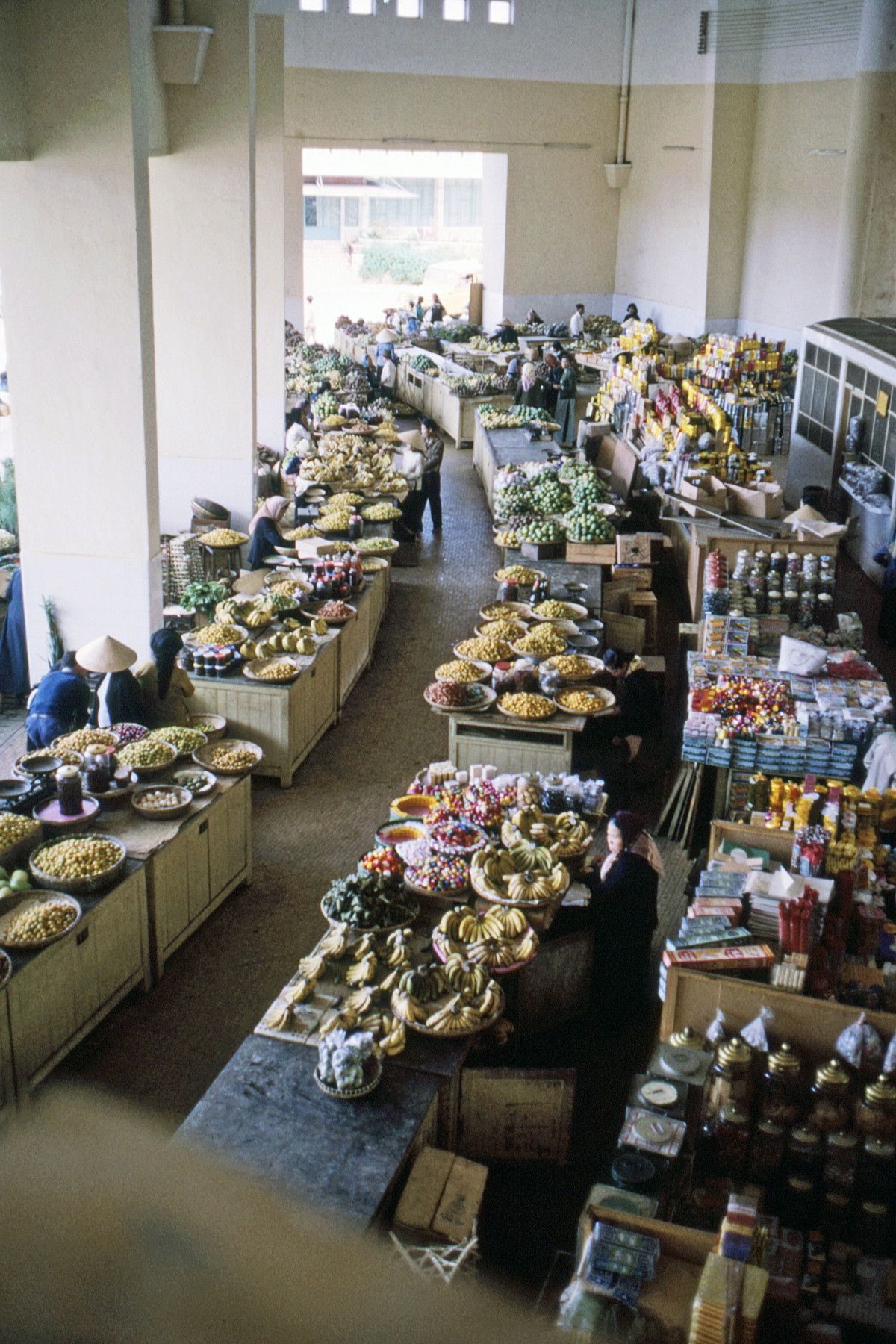 Các sạp hàng bên trong chợ Đà Lạt.