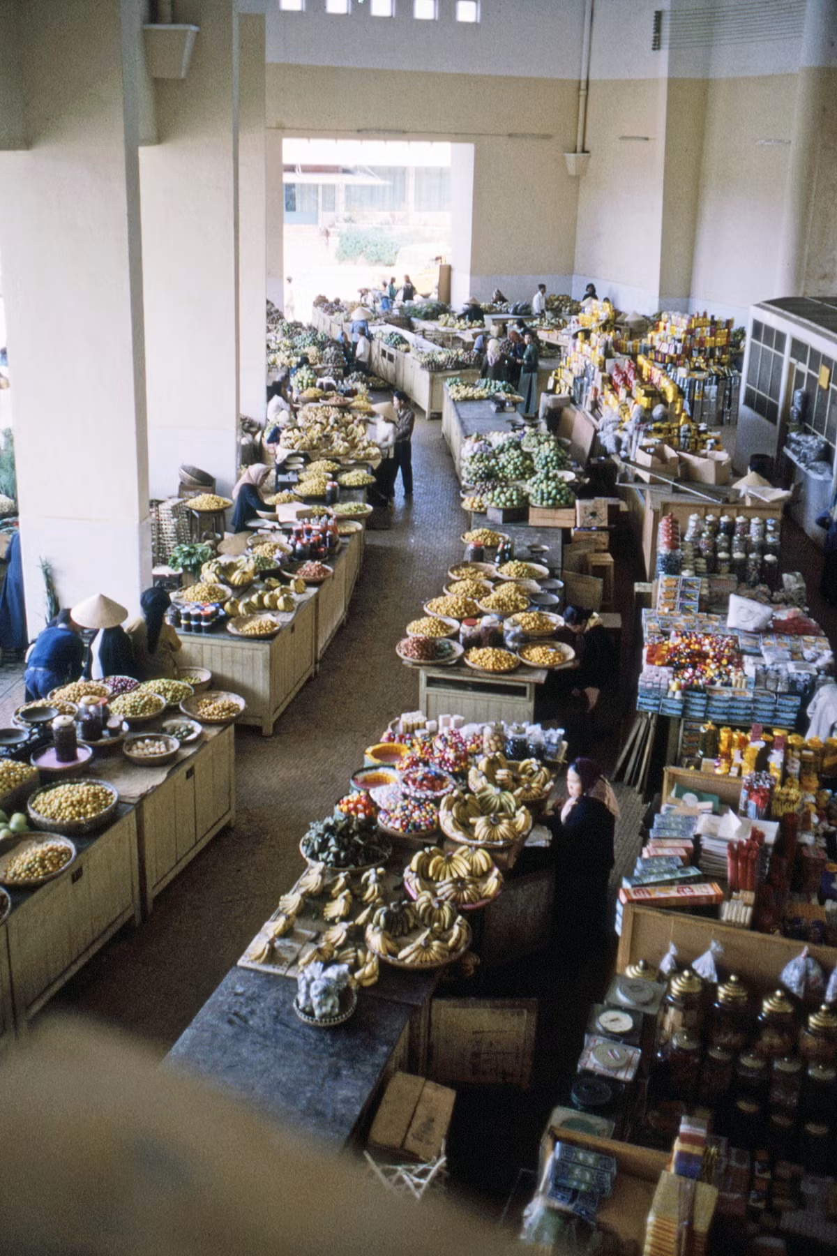 Các sạp hàng bên trong chợ Đà Lạt.