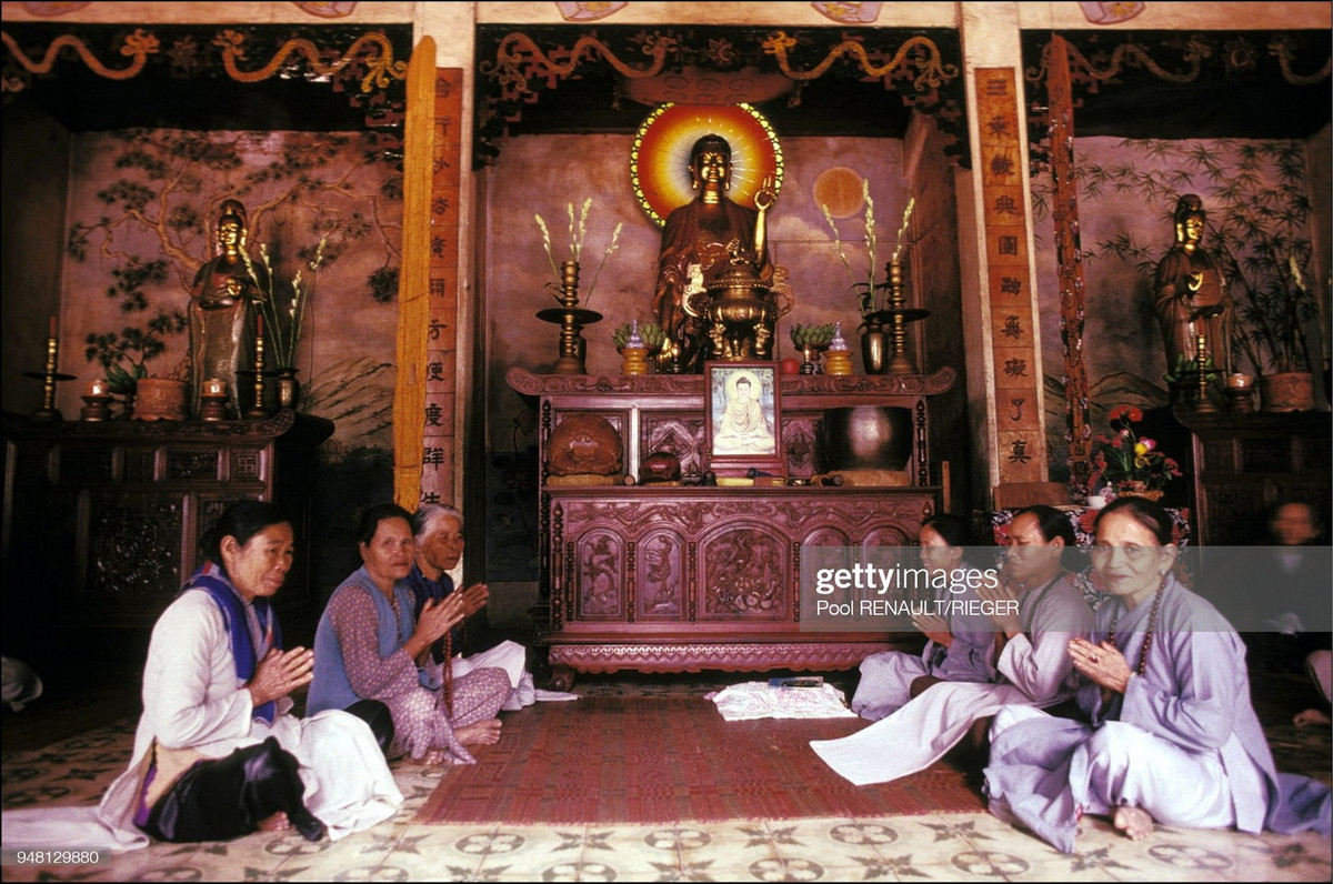 Các nữ Phật tử trong chính điện của Tam Thai, danh thắng Ngũ Hành Sơn, Đà Nẵng.