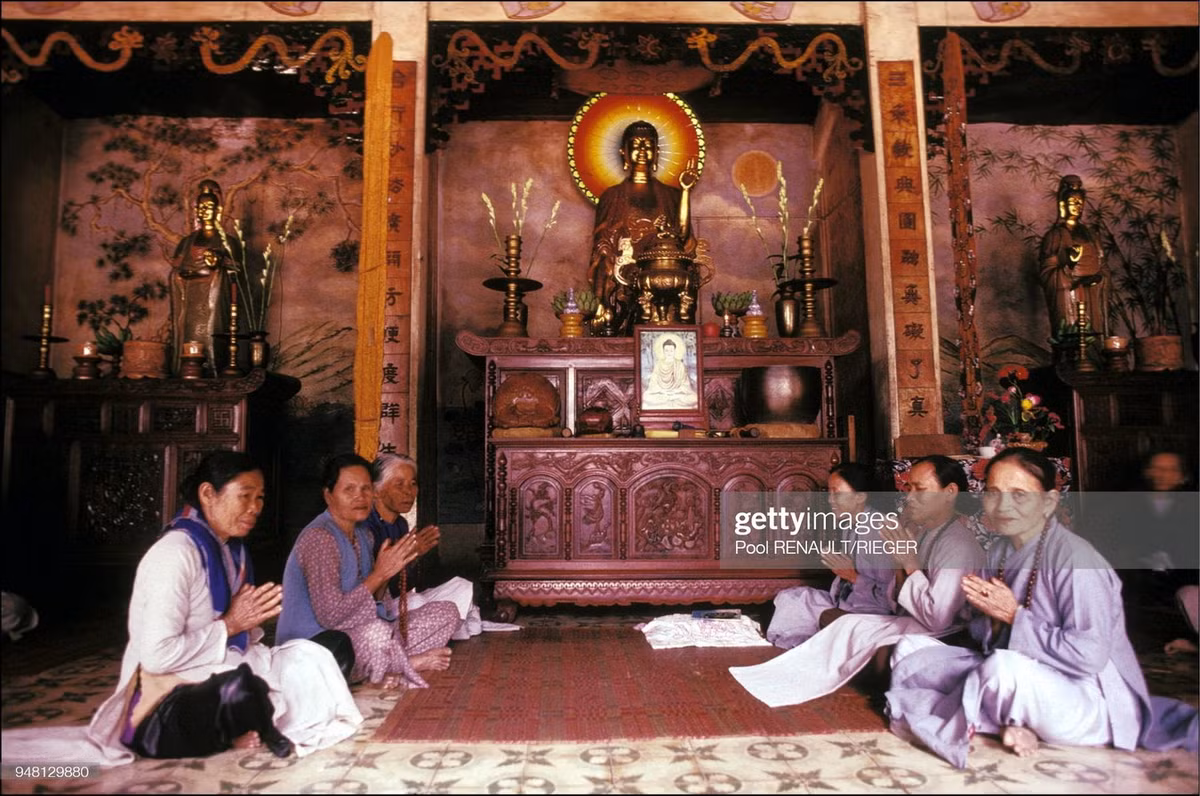 Các nữ Phật tử trong chính điện của Tam Thai, danh thắng Ngũ Hành Sơn, Đà Nẵng.