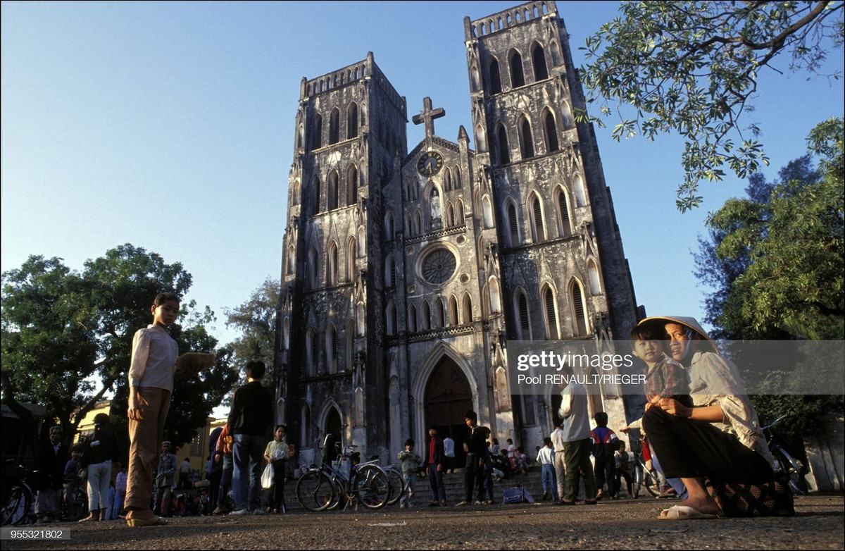 Bên ngoài nhà thờ Lớn, Hà Nội, Việt Nam năm 1992. Pool Renault/ Rieger/Gamma-Rapho via Getty Images.