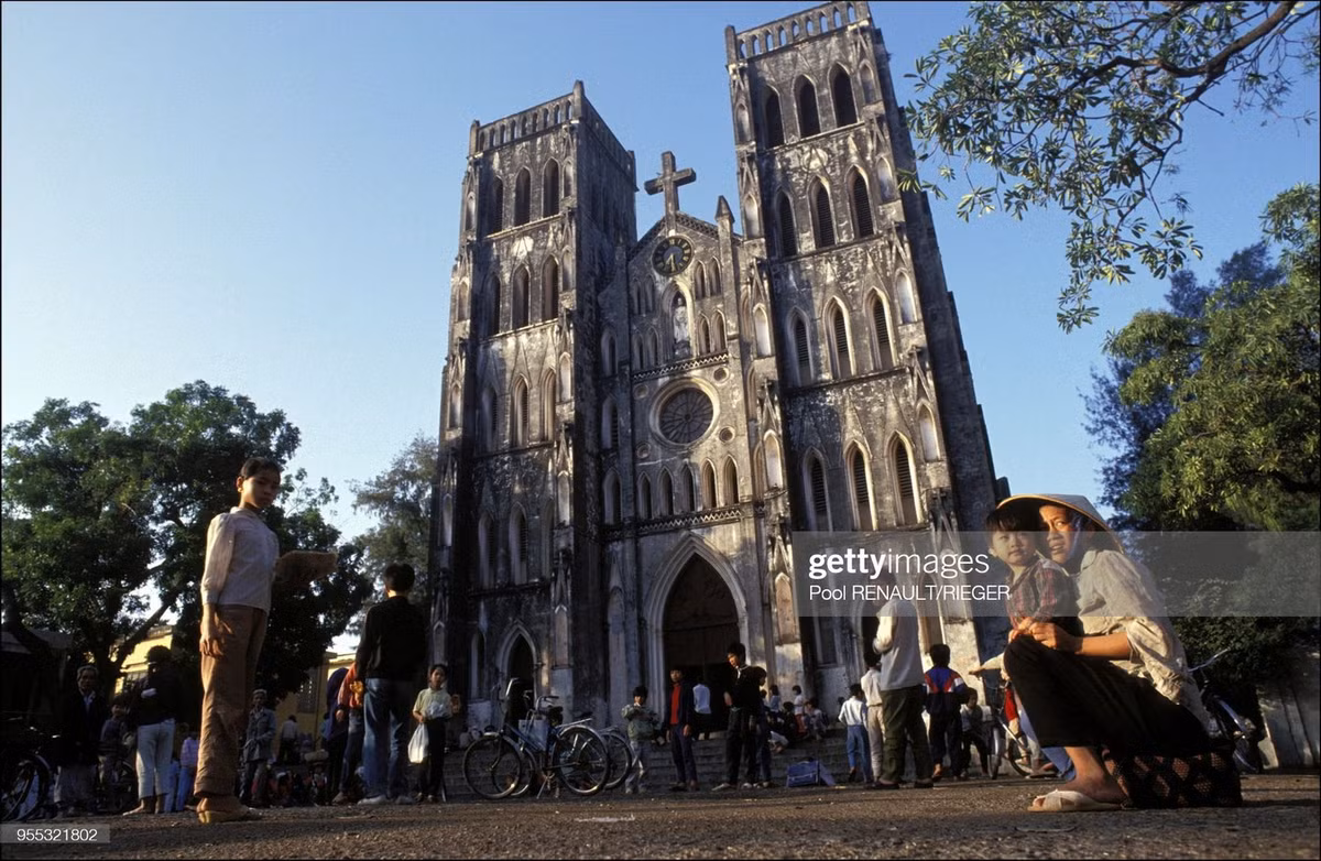 Bên ngoài nhà thờ Lớn, Hà Nội, Việt Nam năm 1992. Pool Renault/ Rieger/Gamma-Rapho via Getty Images.