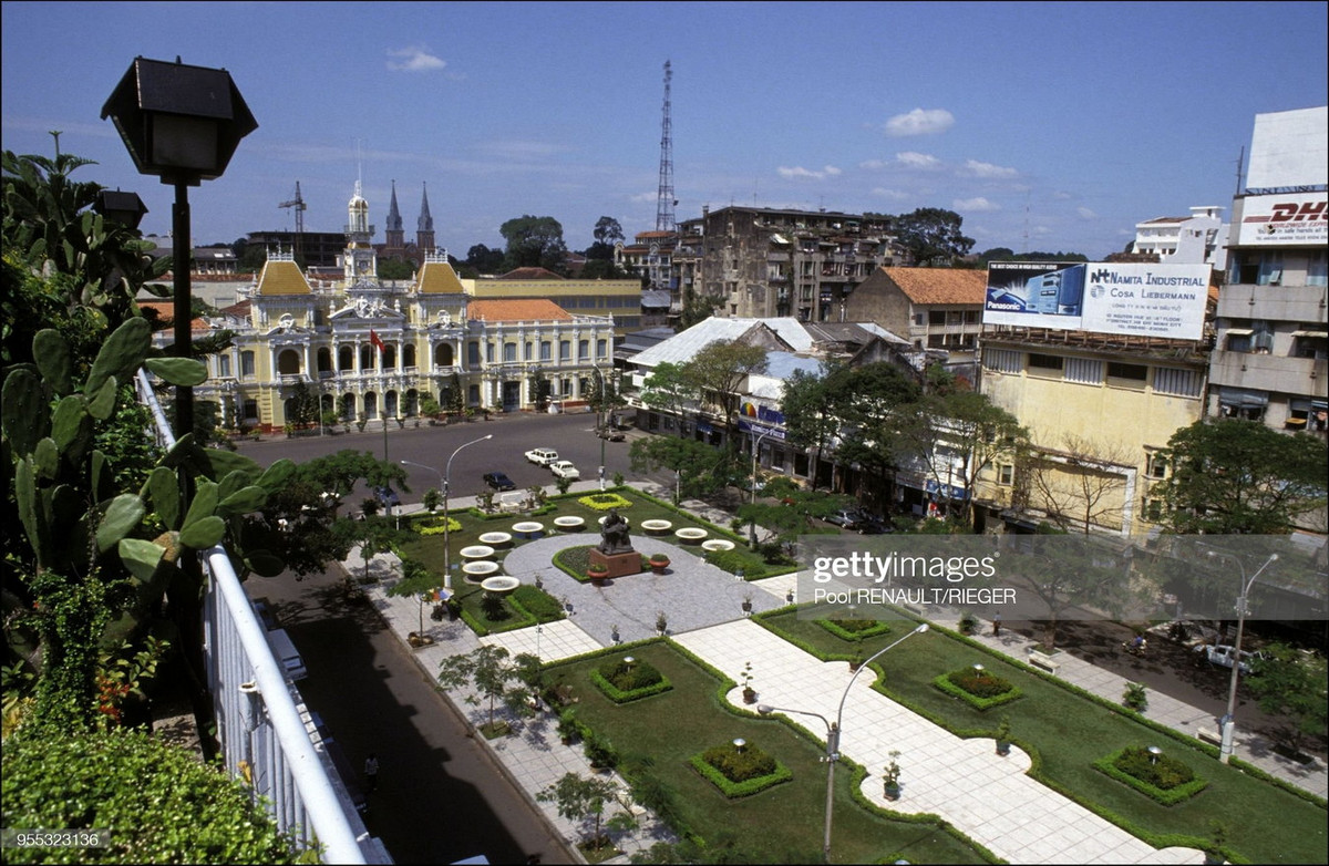 Đường Nguyễn Huệ và tòa nhà UBND TP. HCM nhìn từ khách sạn REX, TP. HCM năm 1992.