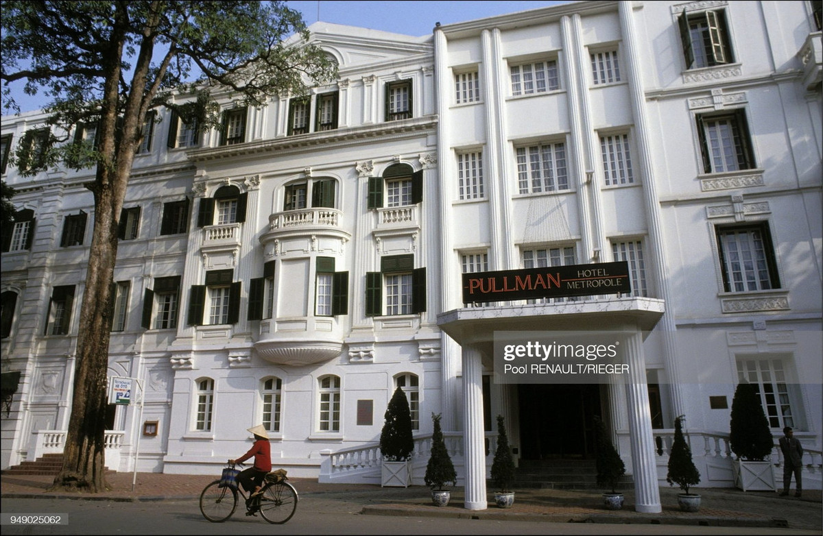 Bên ngoài khách sạn 5 sao Metropole, khách sạn cổ và sang trọng nhất Hà Nội.