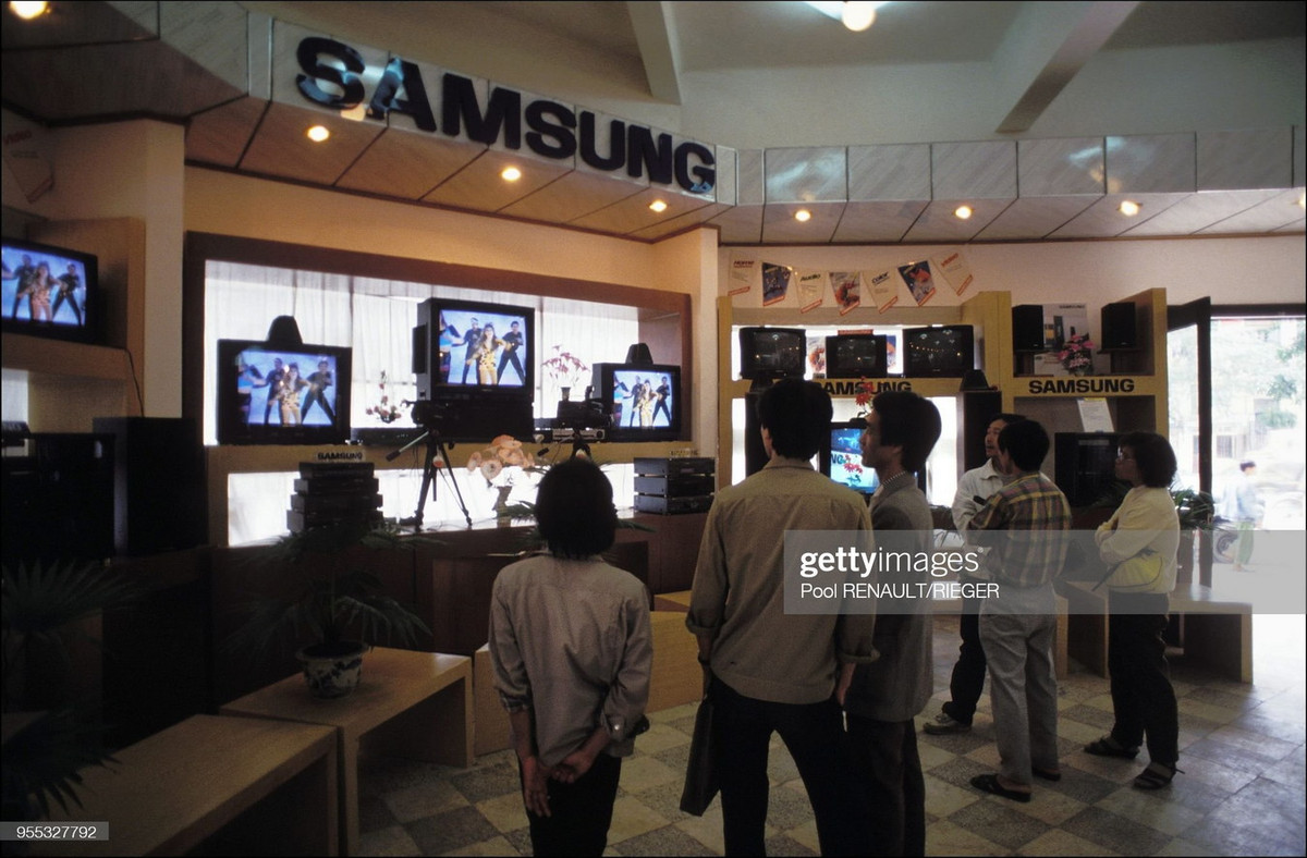 Trong một cửa hàng đồ điện tử mới khai trương ở Hà Nội.