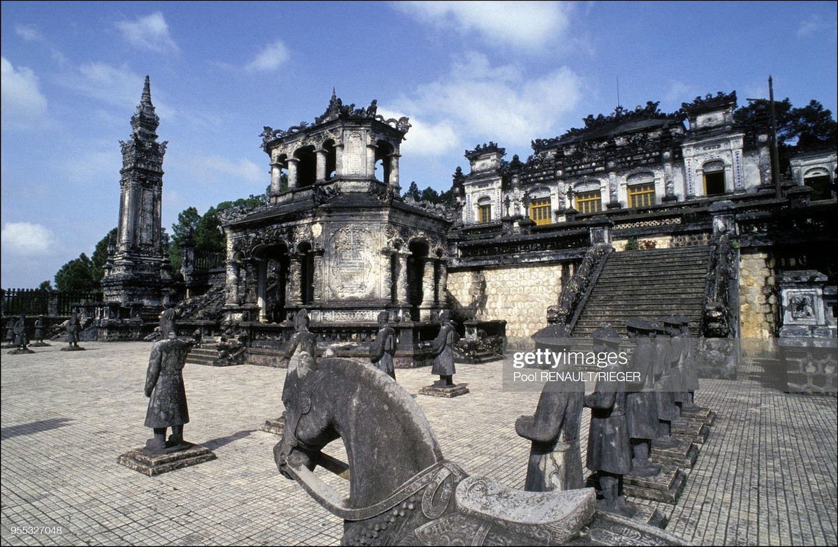 Lăng vua Khải Định ở Huế năm 1992.