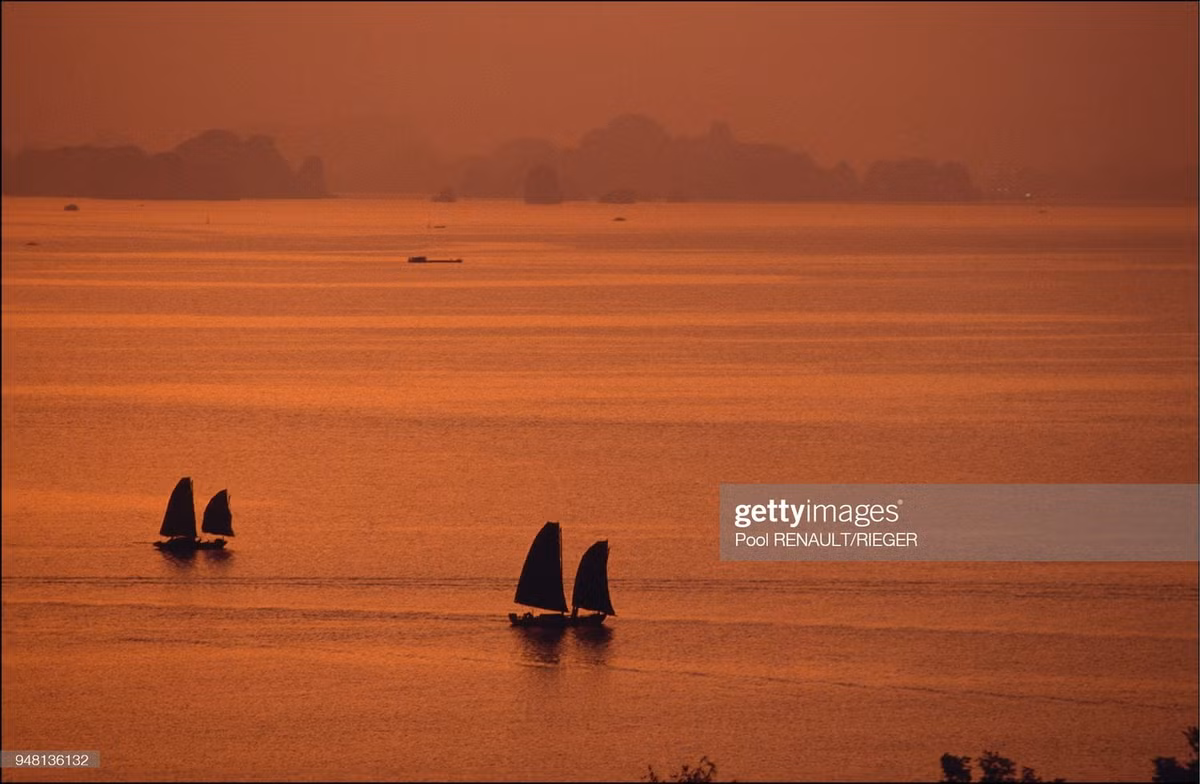 Vịnh Hạ Long trong ánh tà dương.
