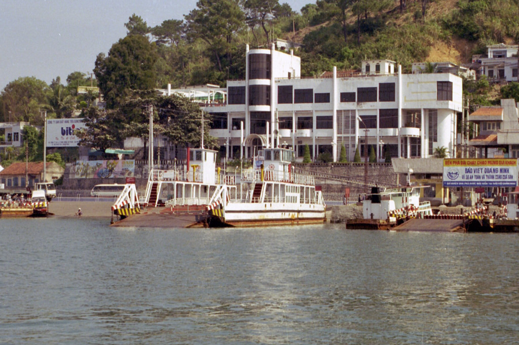 Phà Bãi Cháy nối liền hai phần của thị xã Hồng Gai, nay là thành phố Hạ Long. Bến phà này đã dừng hoạt động sau khi cầu Bãi Cháy thông xe năm 2005.