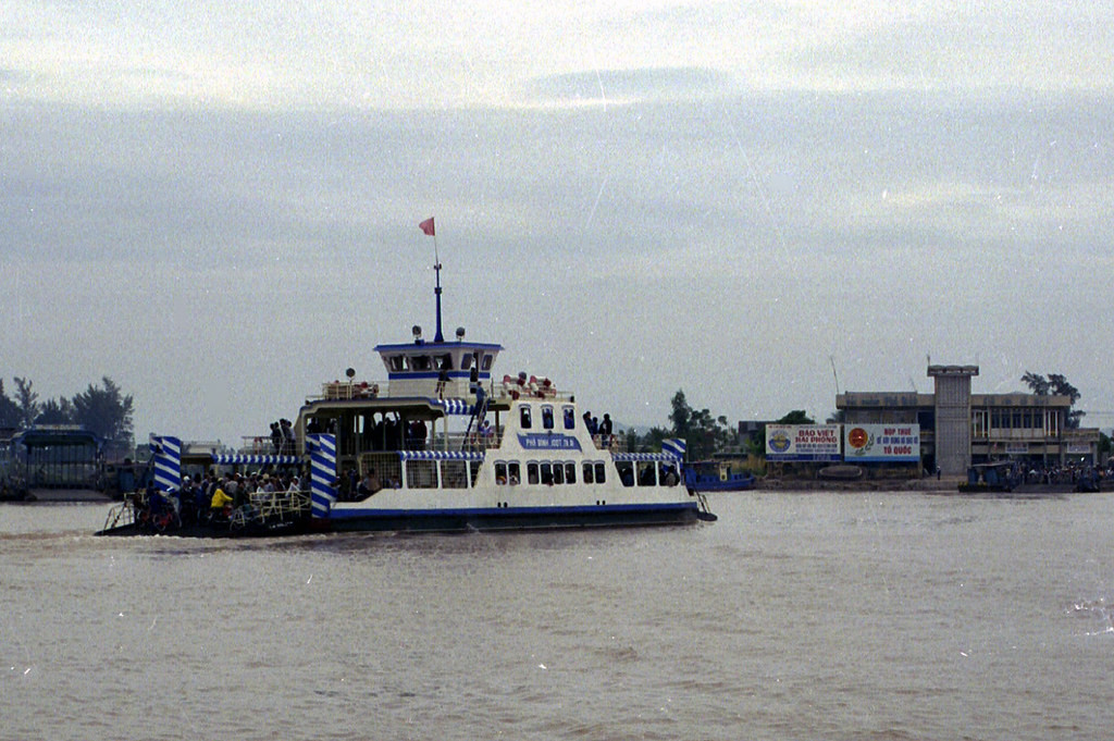 Một chuyến phà tại bến phà Bính, Hải Phòng, Việt Nam năm 1996. Bến phà này đã dừng hoạt động từ năm 2019. Ảnh: Ian Lynas Flickr.