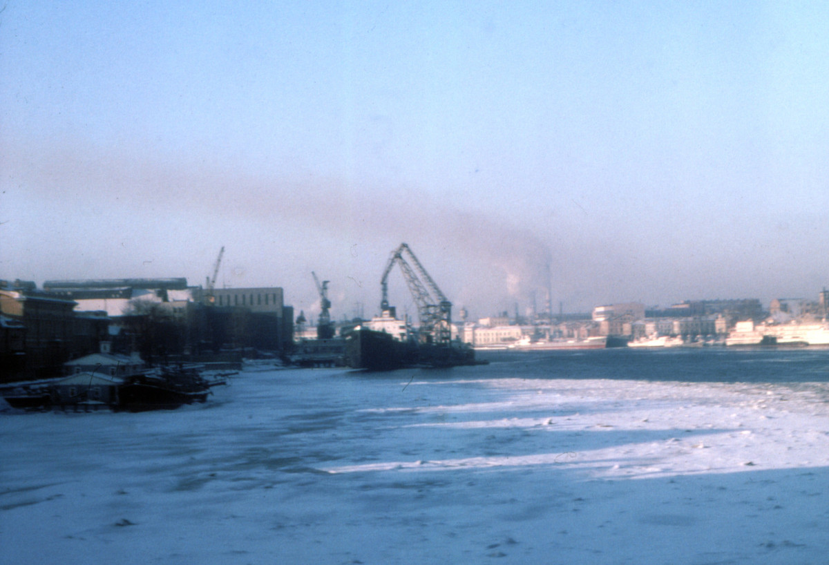 Sông Neva, khu vực cảng Leningrad đóng băng.