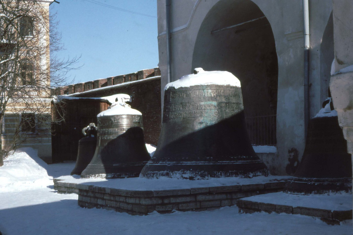 Những quả chuông cạnh tháp chuông của nhà thờ Thánh Sophia, điện Kremly Novgorod.