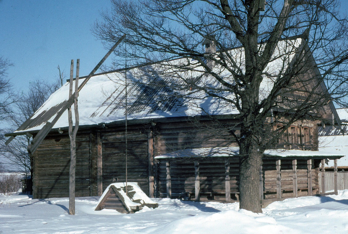 Ngôi nhà gỗ phủ tuyết ở Bảo tàng Kiến trúc gỗ ngoài trời Vitoslavlitsy, Novgorod.