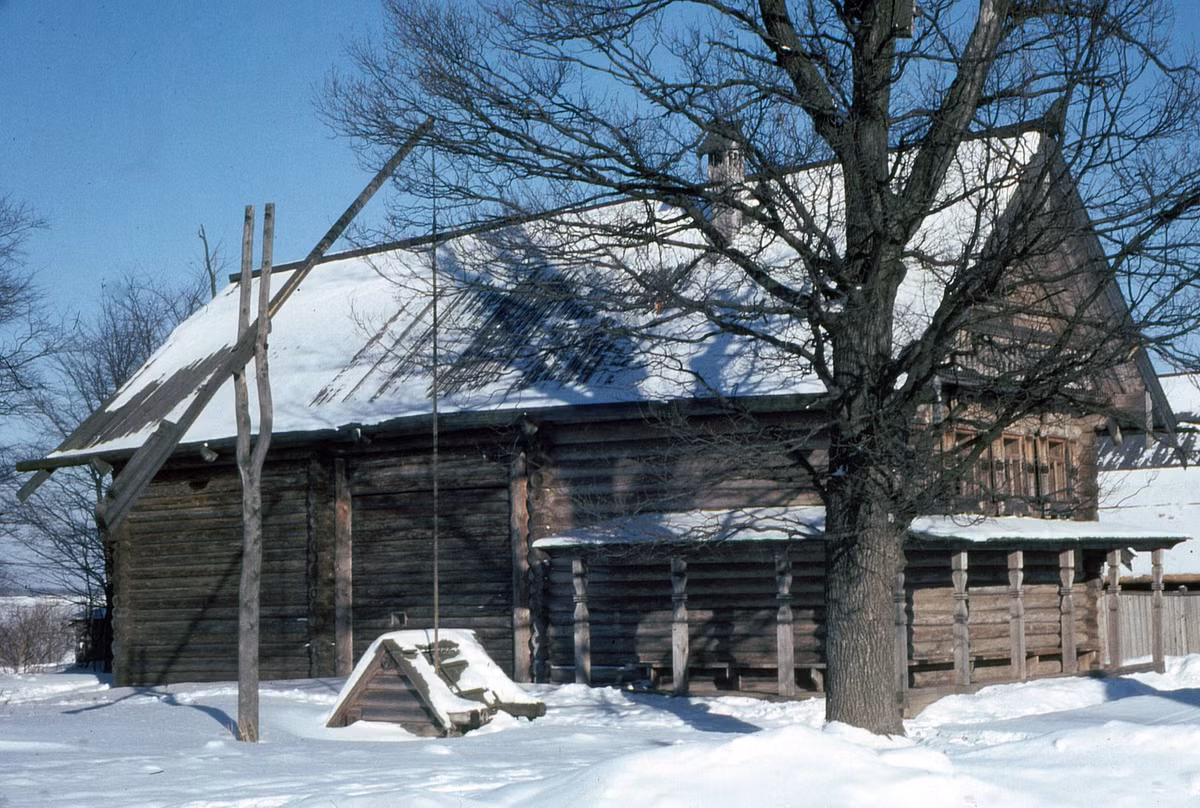 Ngôi nhà gỗ phủ tuyết ở Bảo tàng Kiến trúc gỗ ngoài trời Vitoslavlitsy, Novgorod.