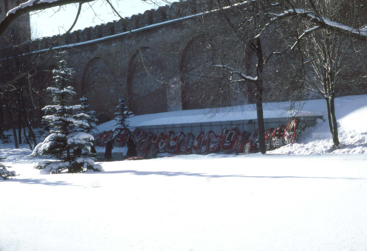 Đài tưởng niệm Chiến tranh Vệ quốc bên tường thành Kremly Novgorod.