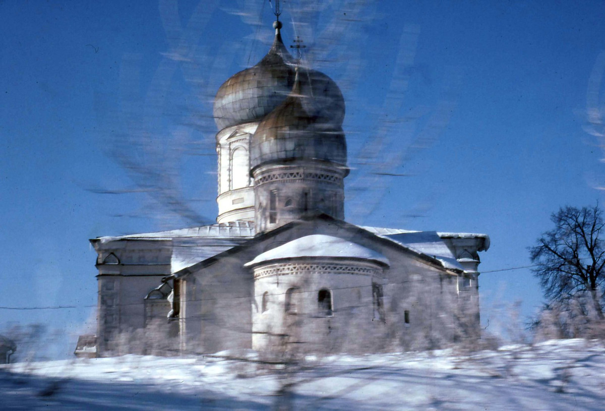 Một nhà thờ ở Novgorod nhìn qua cửa kính xe buýt.