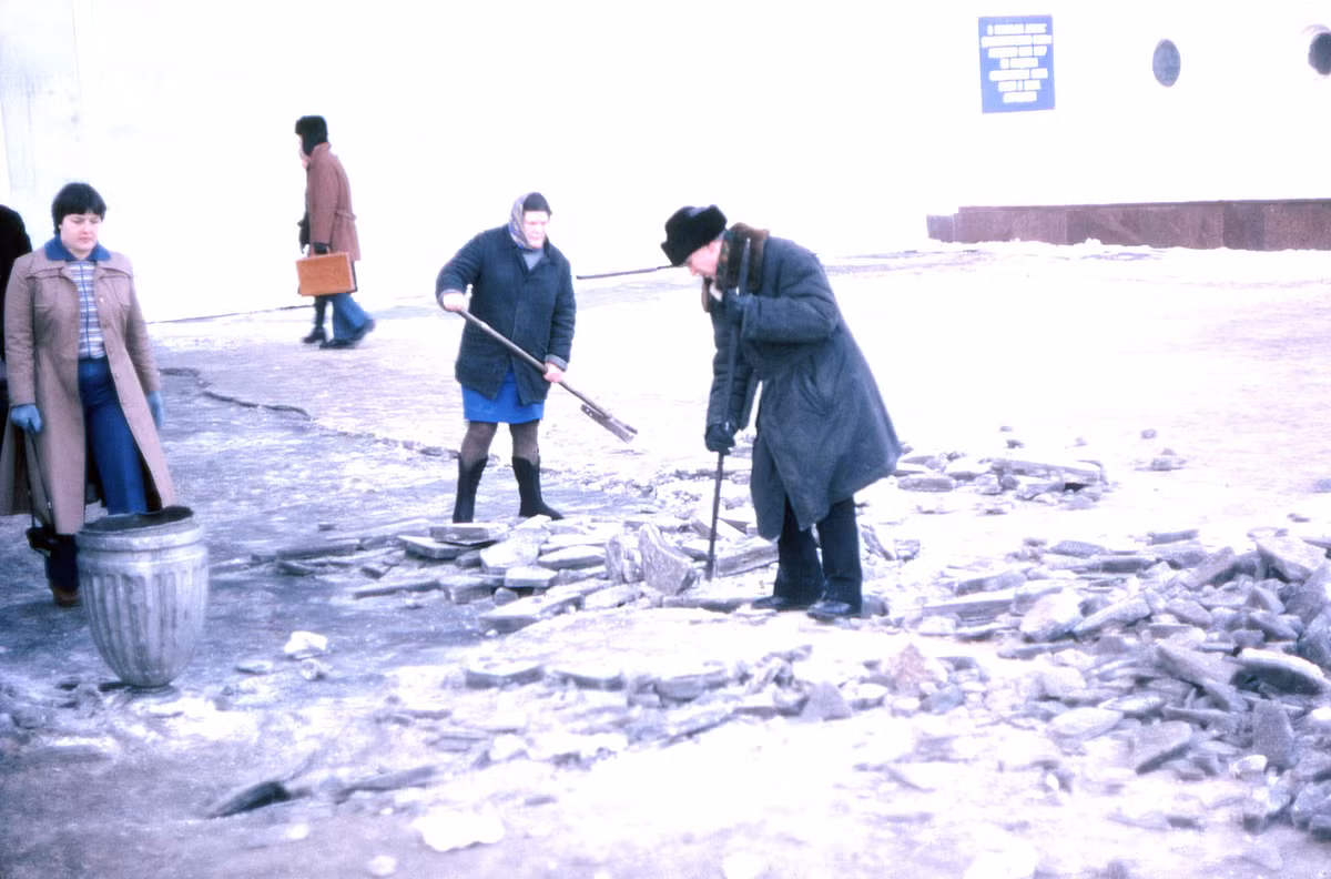 Người dân Moscow dọn dẹp những tảng băng đóng trên đường phố.