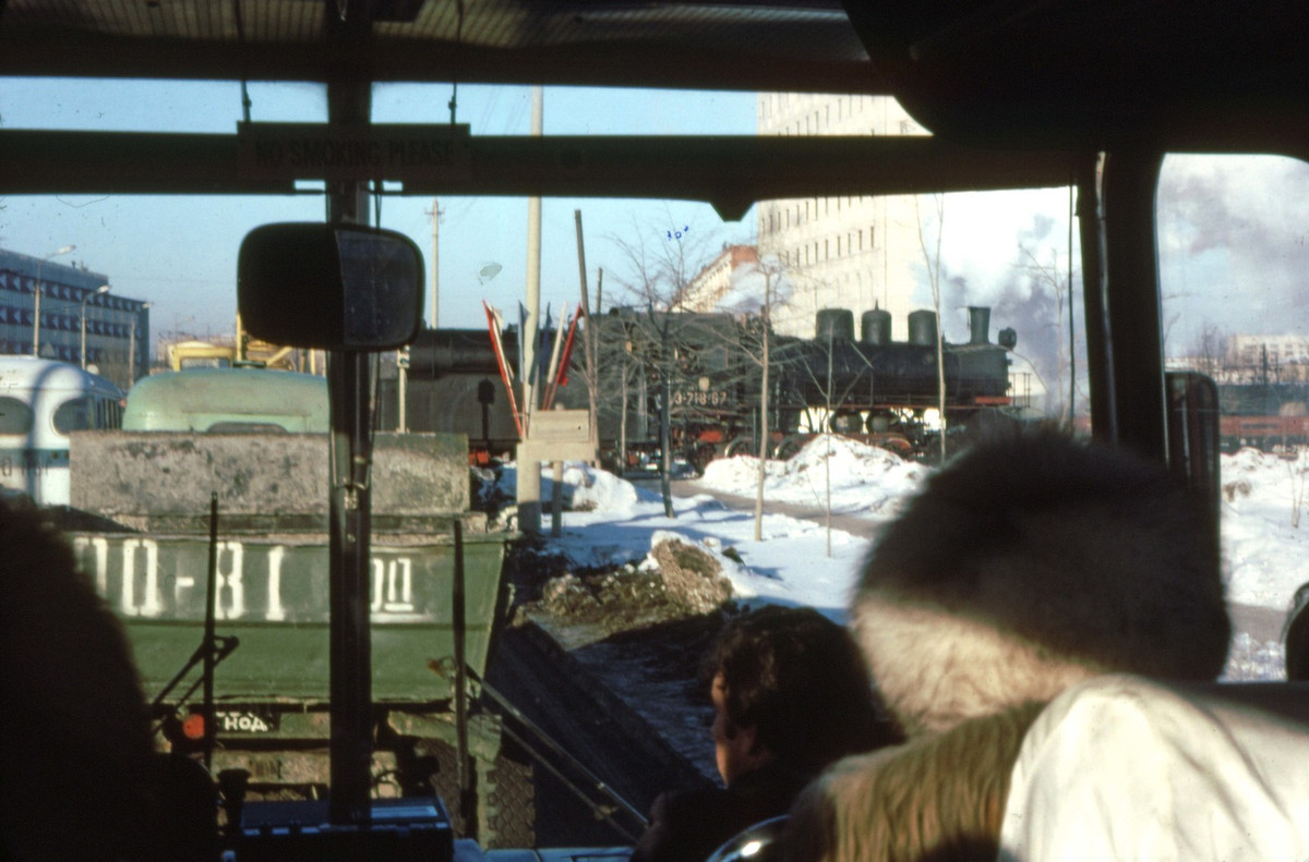 Trên chuyến tàu hỏa chạy bằng đầu máy hơi nước ở Leningrad.