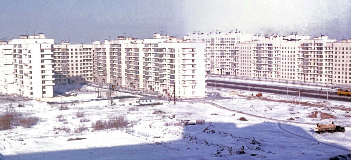 Những khu chung cư phủ tuyết trắng ở Leningrad.