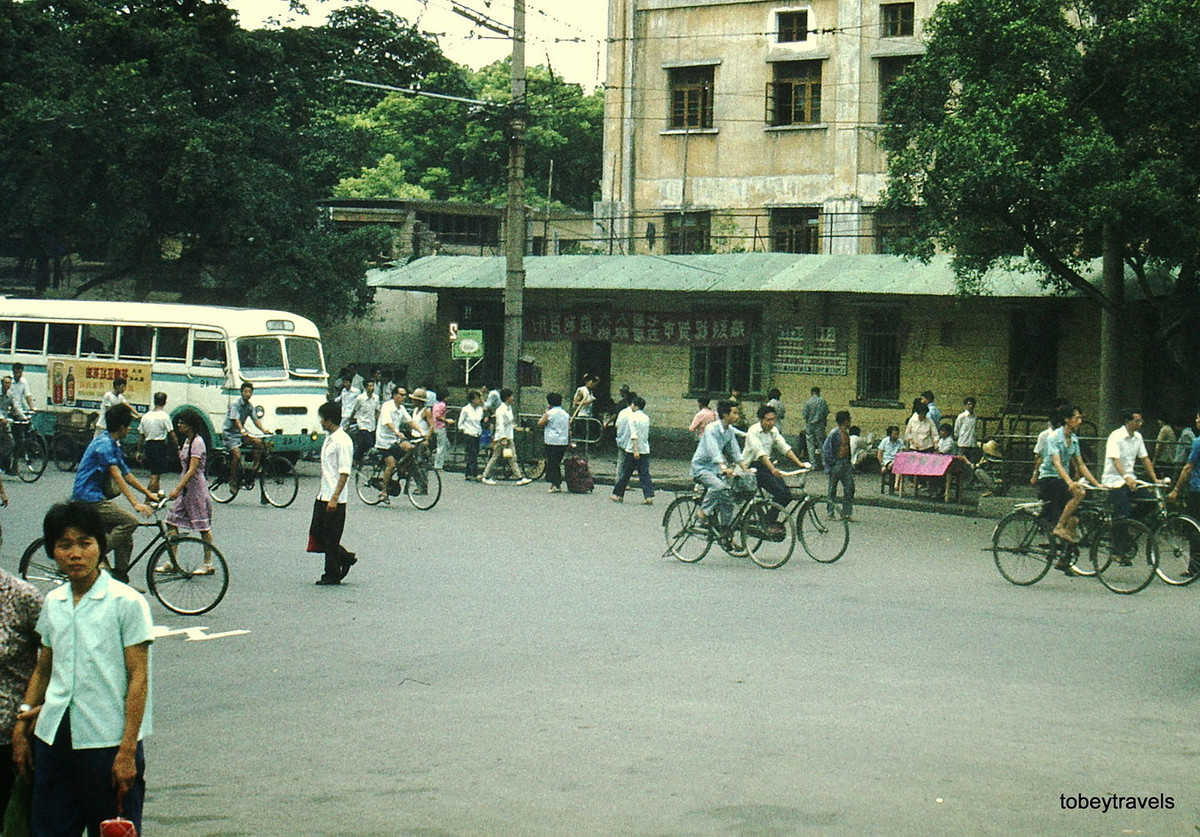 Xe đạp tràn ngập đường phố Quảng Châu giờ cao điểm.