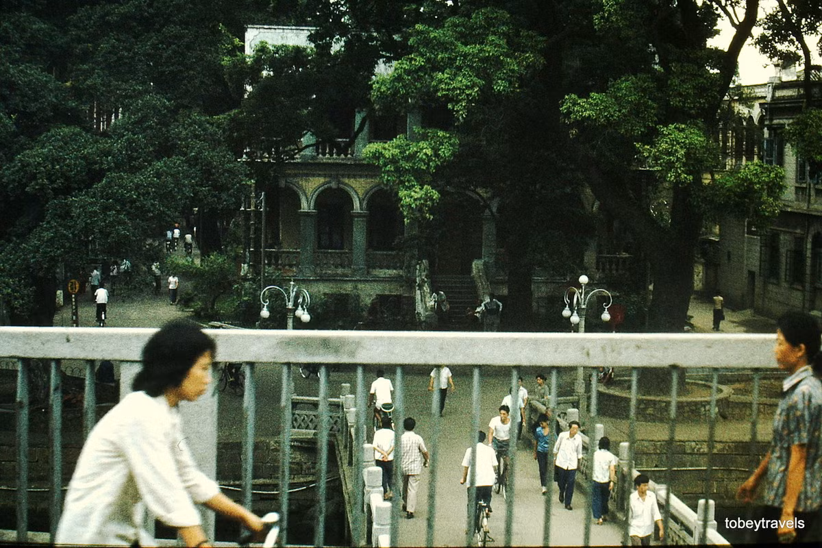 Công trình kiến trúc thuộc địa trên đảo Sa Diện nhìn từ trên cầu. Sa Diện là nơi gắn với sự kiện nhà yêu nước Phạm Hồng Thái mưu sát toàn quyền Đông Dương Martial Merlin năm 1924.