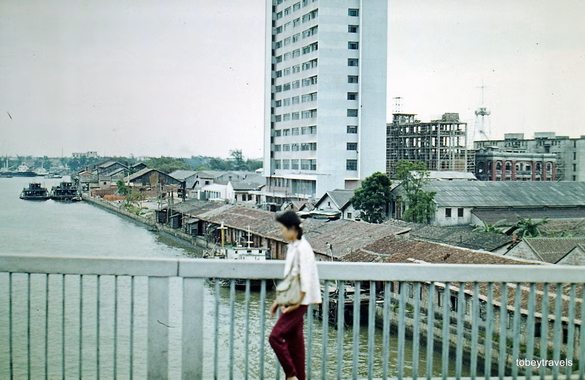 Bờ sông Châu Giang nhìn từ trên cầu.