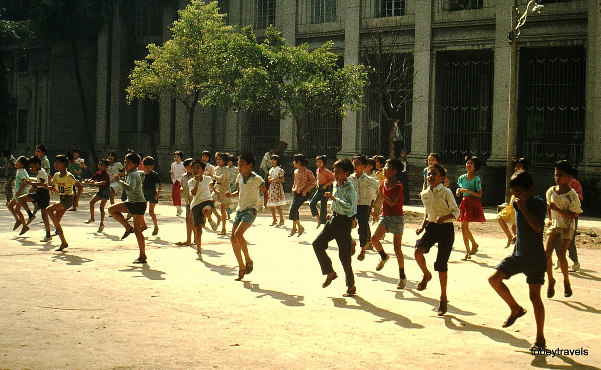 Trẻ em tập thể dục trên sân trường.