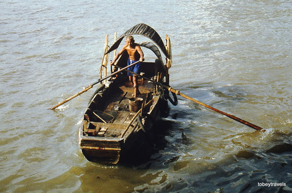 Người đàn ông chèo thuyền trên sông Châu Giang.