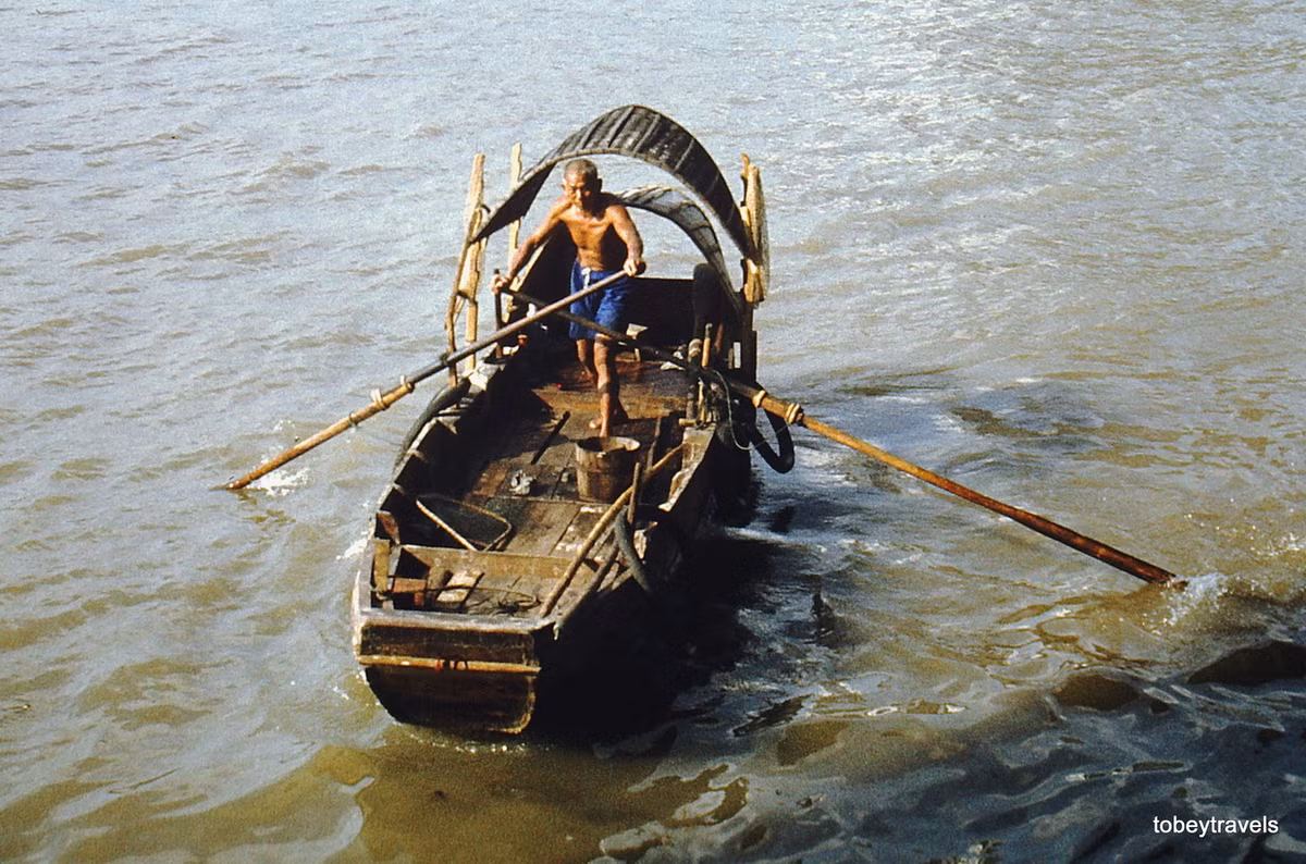 Người đàn ông chèo thuyền trên sông Châu Giang.