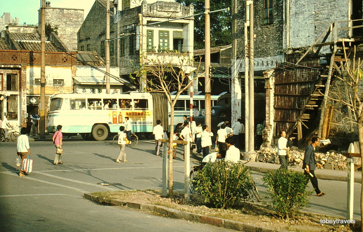 Tàu điện bánh hơi ở Quảng Châu.