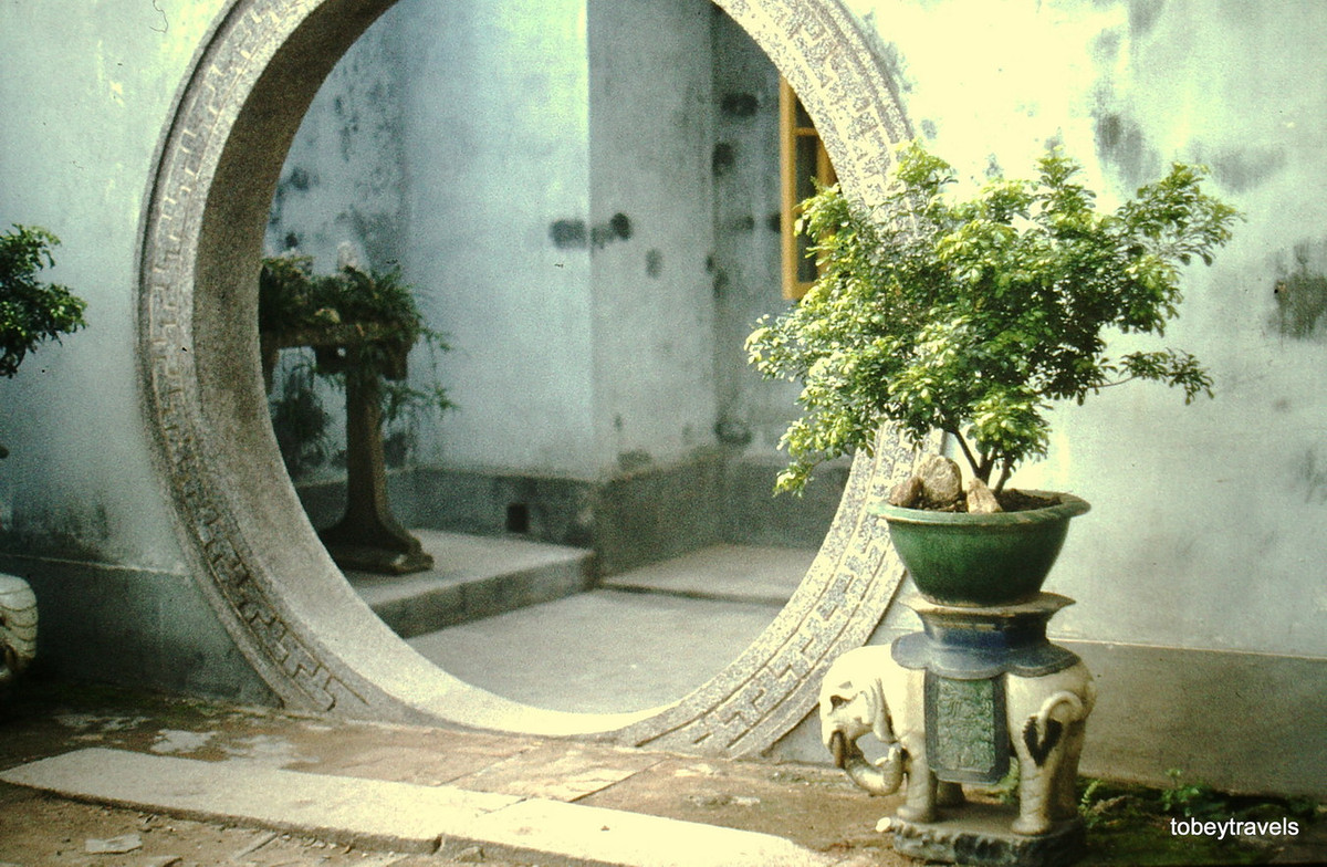 Cánh cổng tròn ở khu phố cổ.