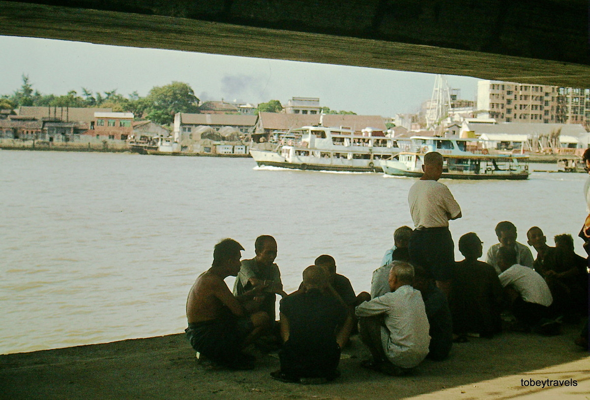 Dưới gầm một cây cầu bắc qua sông Châu Giang, sông chính chảy qua Quảng Châu.