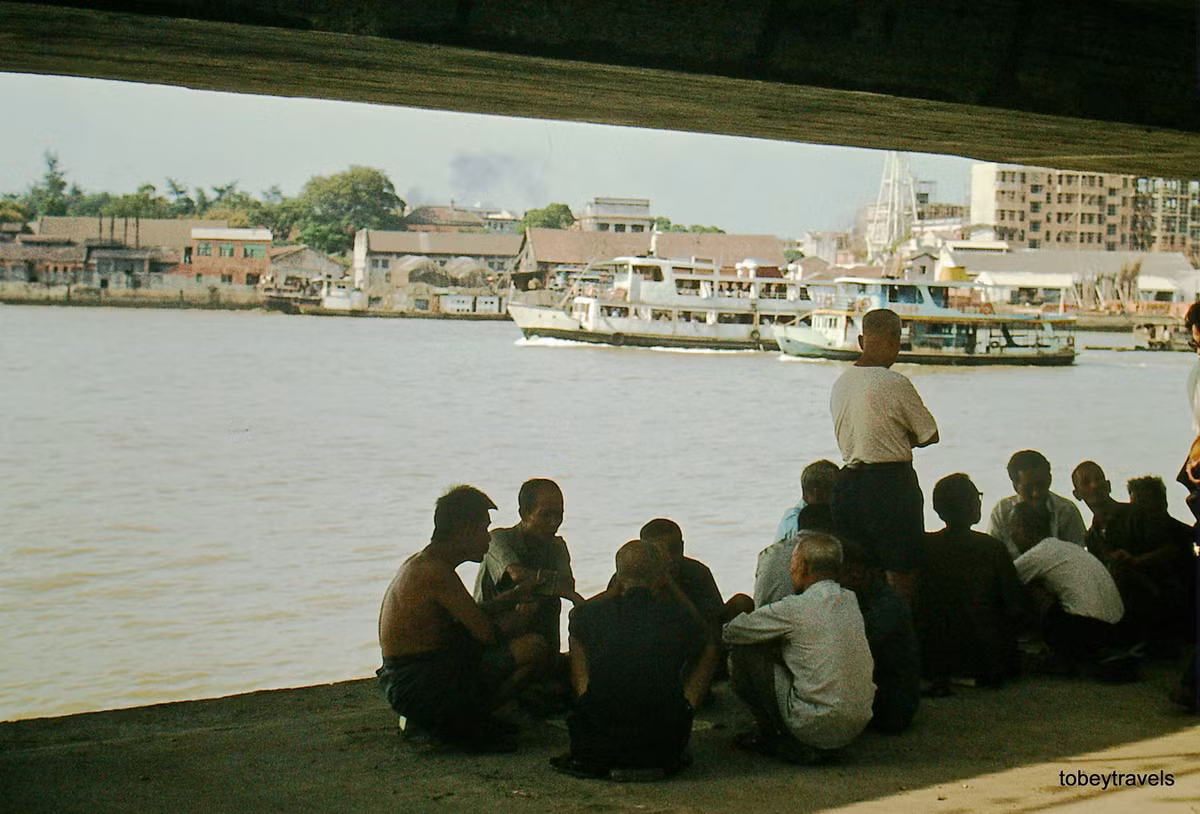 Dưới gầm một cây cầu bắc qua sông Châu Giang, sông chính chảy qua Quảng Châu.