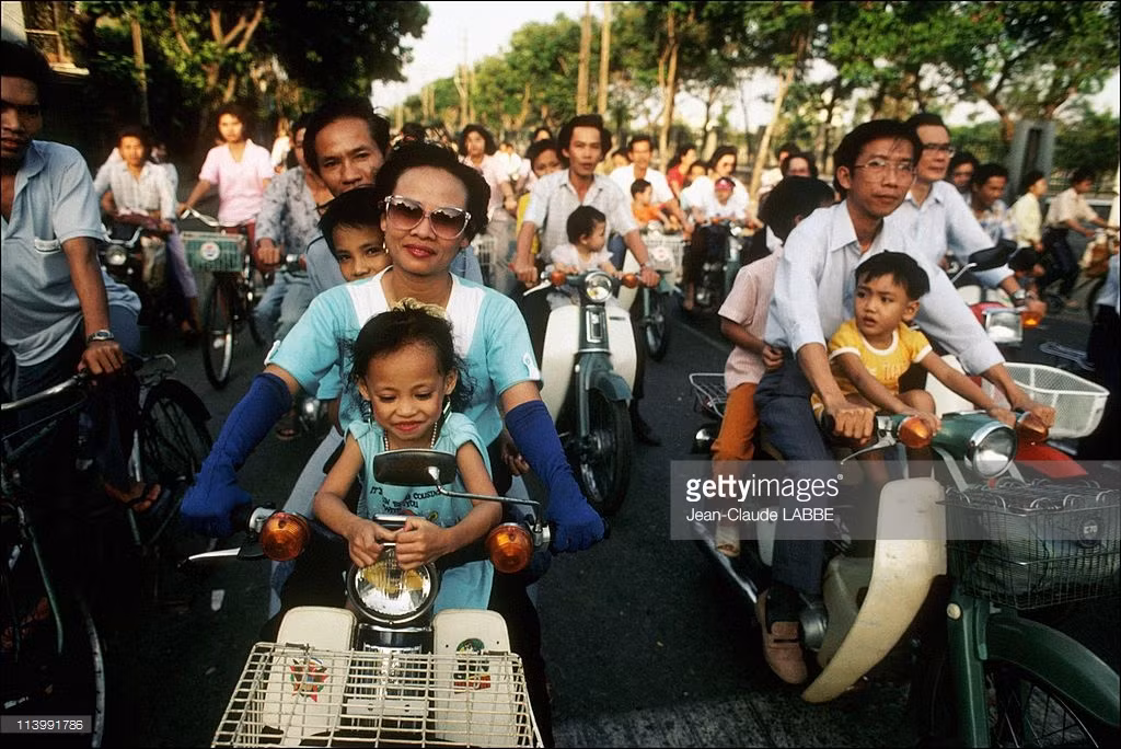 Đường phố giờ cao điểm với những chiếc Honda Cub trứ danh.