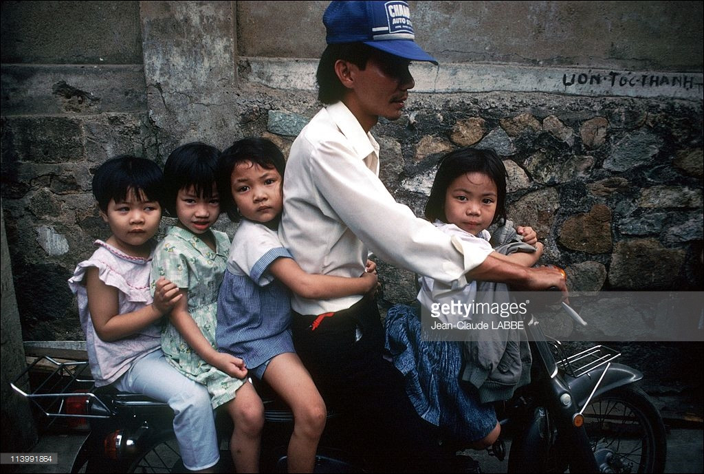 Người đàn ông và 4 đứa trẻ trên chiếc Honda Cub.