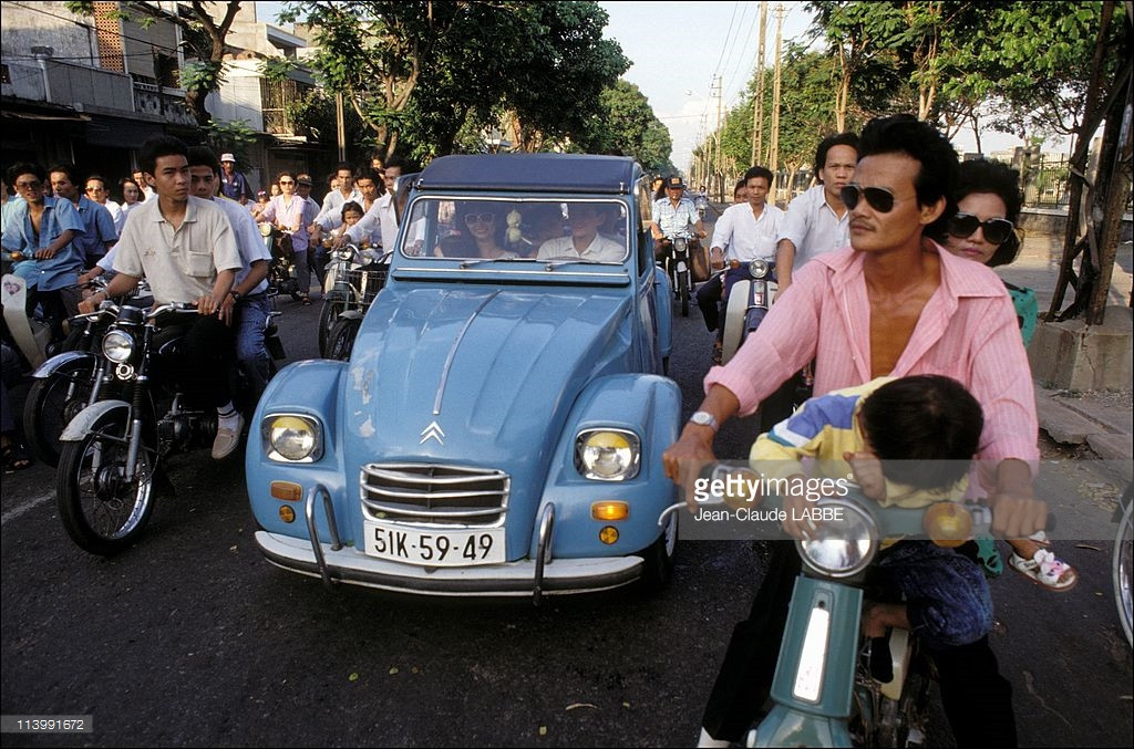 Mẫu xe Citroen 2Cv nổi tiếng của Pháp bon bon trên đường phố Sài Gòn giờ cao điểm.