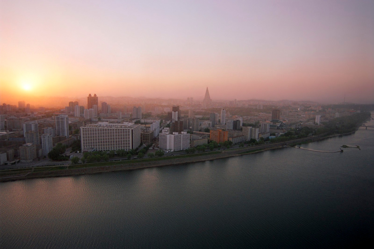 Cảnh hoàng hôn nhìn từ khách sạn quốc tế Yanggakdo, thủ đô Bình Nhưỡng, CHDCND Triều Tiên năm 2002. Ảnh: Ian Cowe Flickr.