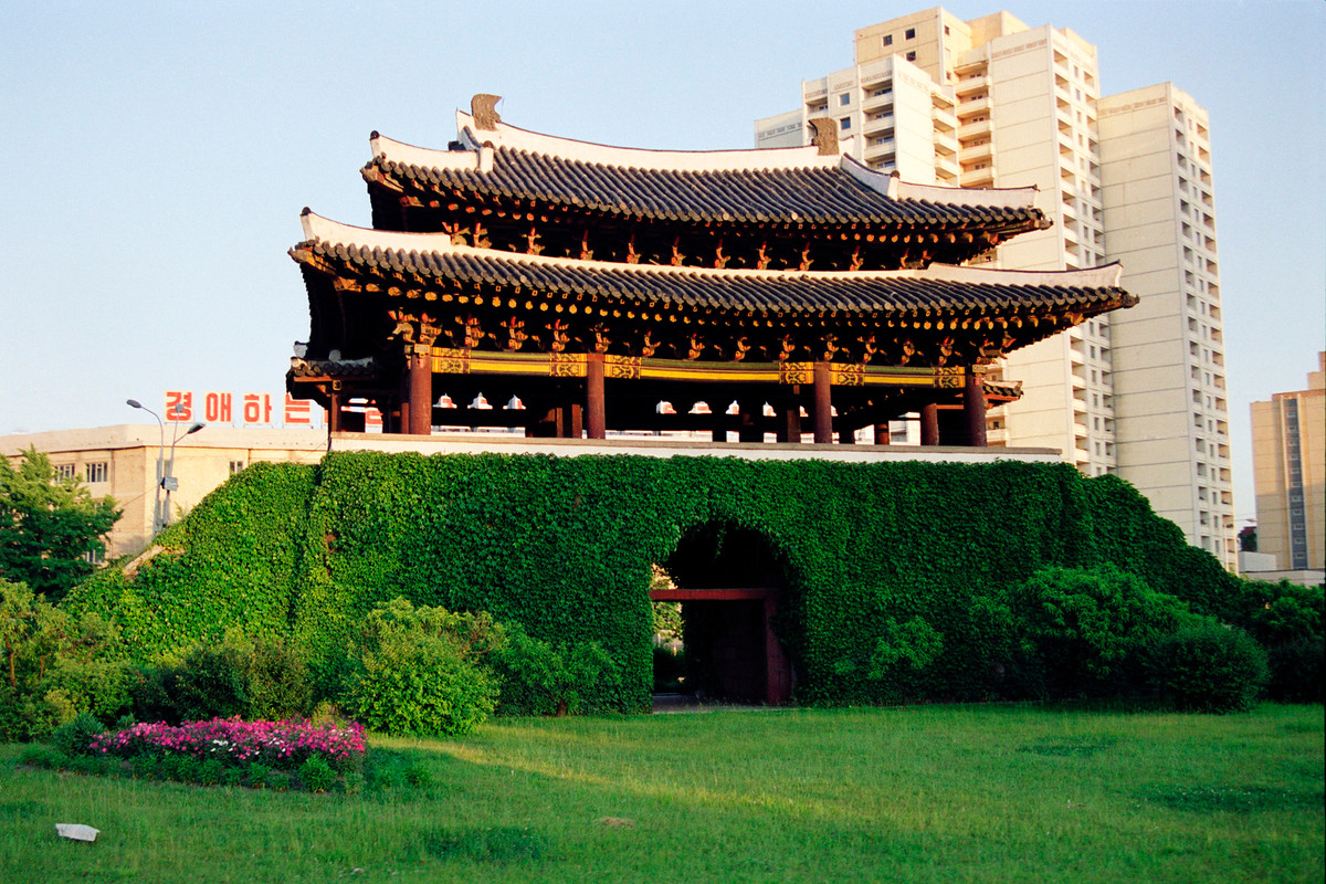 Phổ Thông môn, cánh cổng thành phía Tây của Bình Nhưỡng, được xây dựng lại năm 1955.