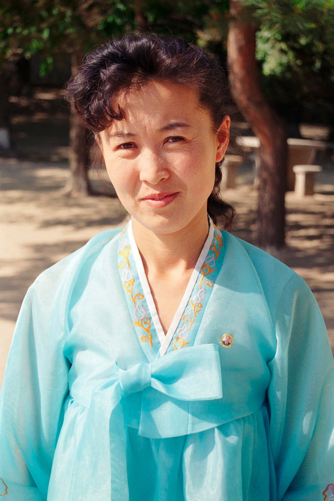 Nữ hướng dẫn viên trong trang phục truyền thống ở Bảo tàng Cao Ly, thành phố Keasong.