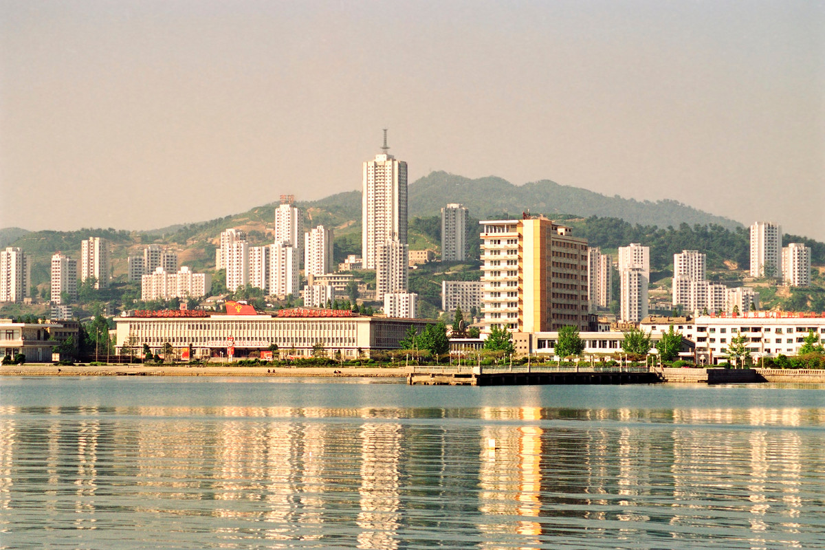 Thành phố Wonsan nhìn từ khu vực cảng Wonsan.