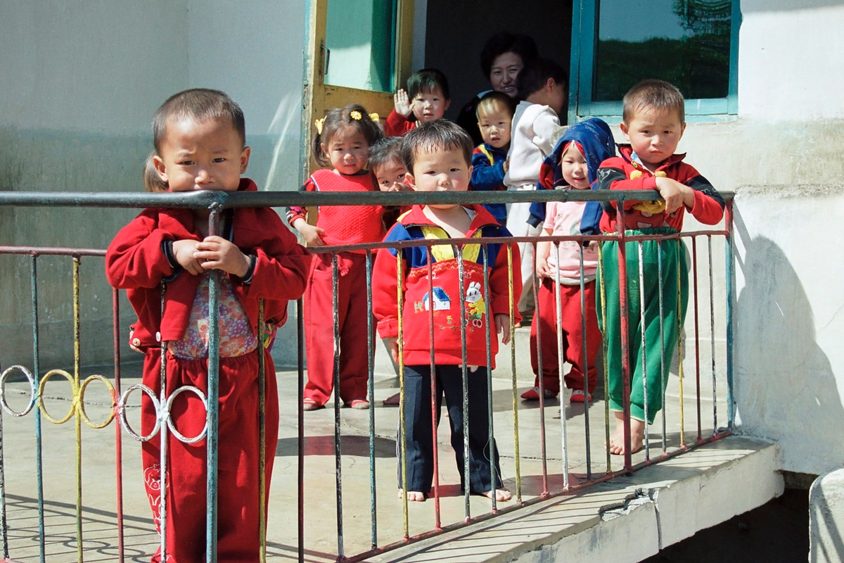 Trẻ em ở nhà trẻ của một hợp tác xã gần thành phố Wonsan.