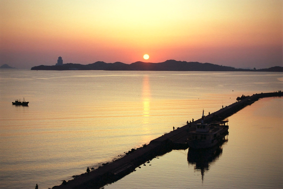 Bình minh trên cảng Wonsan, thành phố Wonsan, nhìn từ khách sạn Dongmyong.