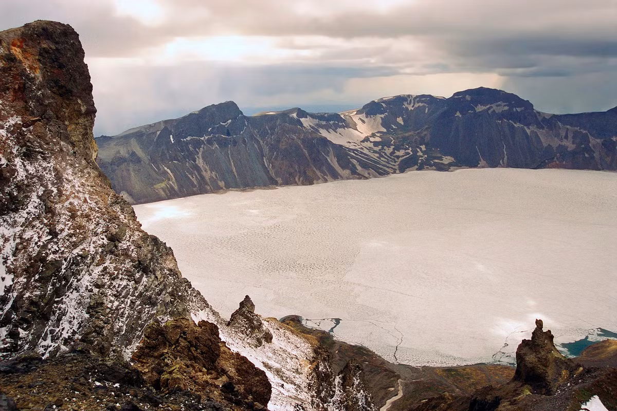 Hồ Thiên Trì trên đỉnh núi Trường Bạch, ngọn núi cao nhất bán đảo Triều Tiên (2.744 mét), nằm ở gần biên giới CHDCND Triều Tiên và Trung Quốc .