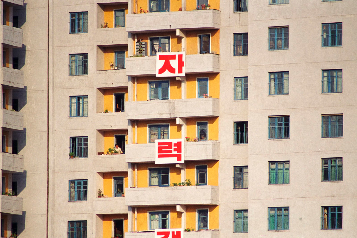 Những ô cửa sổ của một tòa nhà chung cư ở Bình Nhưỡng.