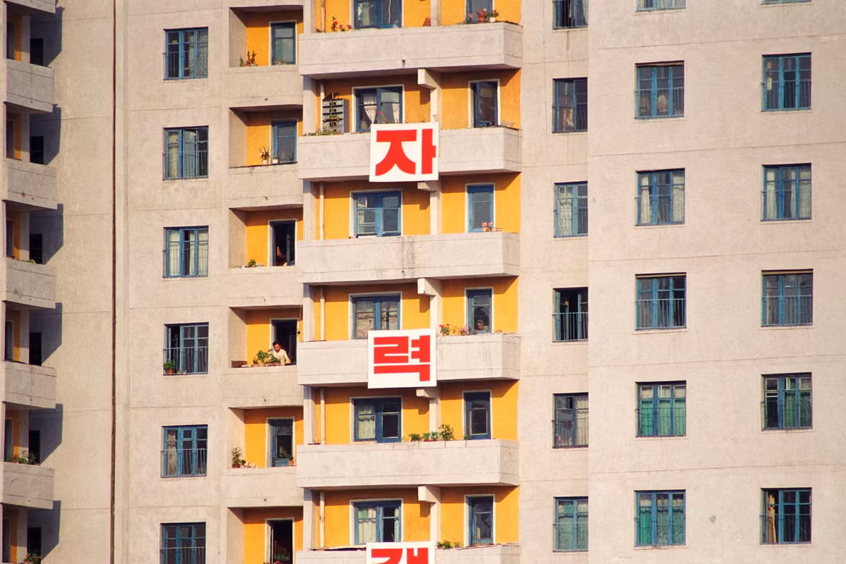 Những ô cửa sổ của một tòa nhà chung cư ở Bình Nhưỡng.