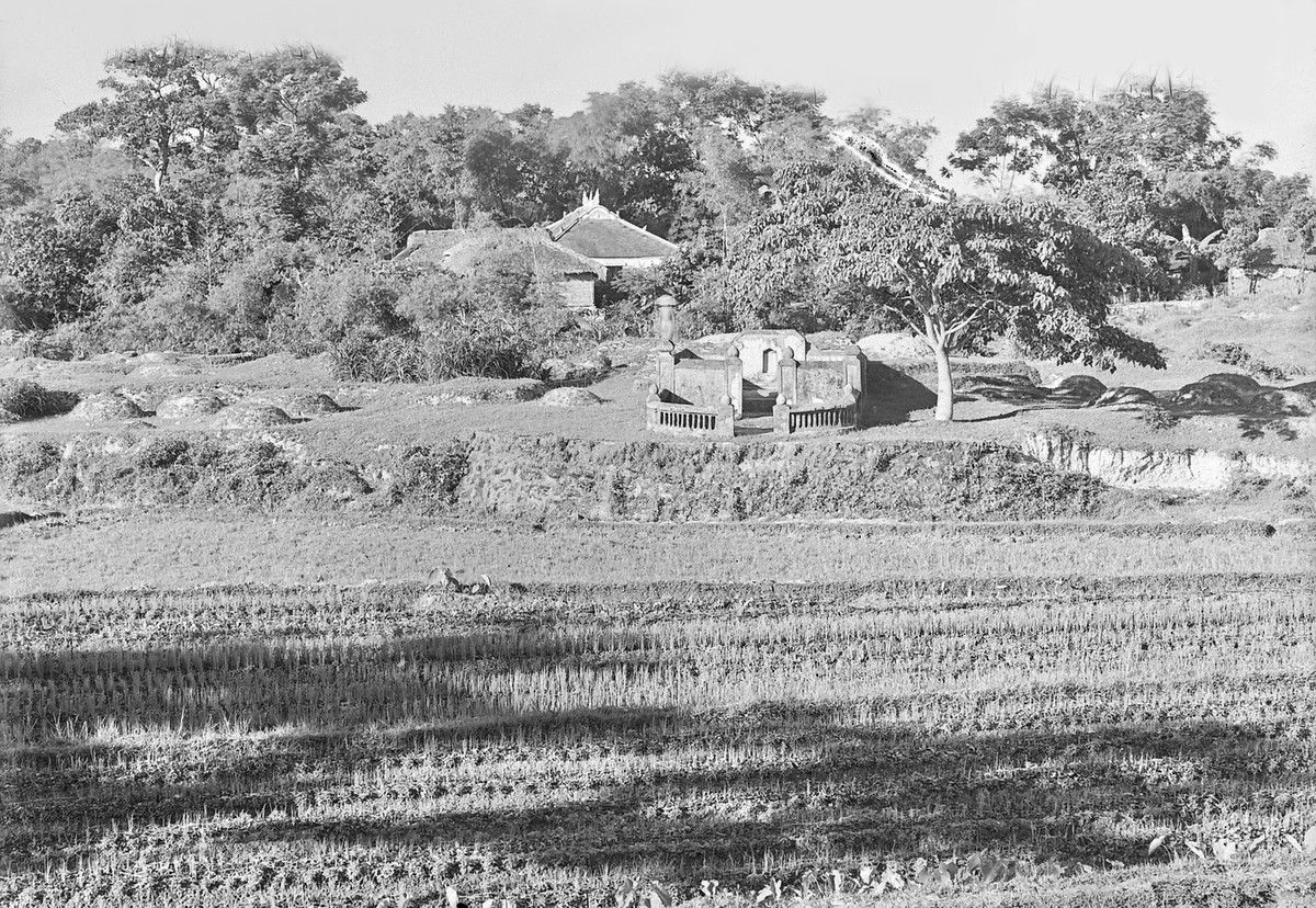 Đền thờ và lăng mộ nằm trên khu gò đồi gần bờ sông An Cựu.