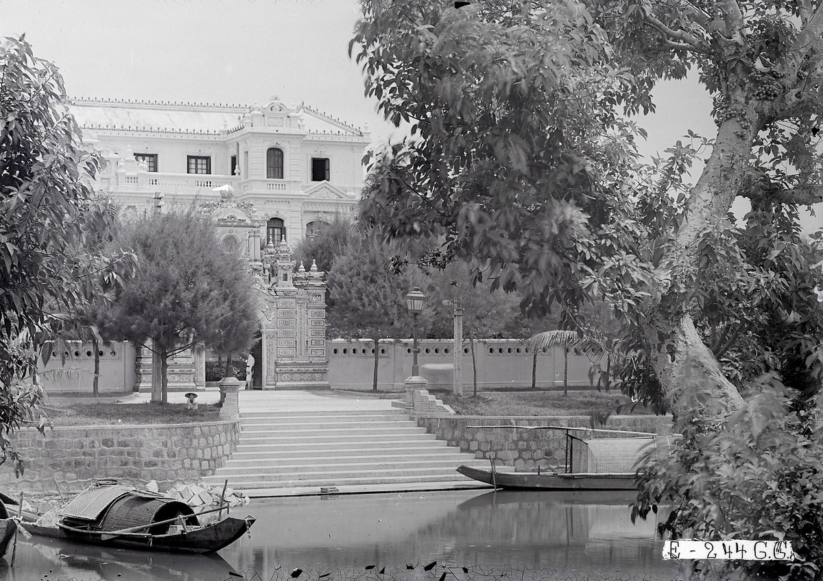  Cung An Định, cung điện tráng lệ của vua Khải Định nằm bên sông An Cựu.