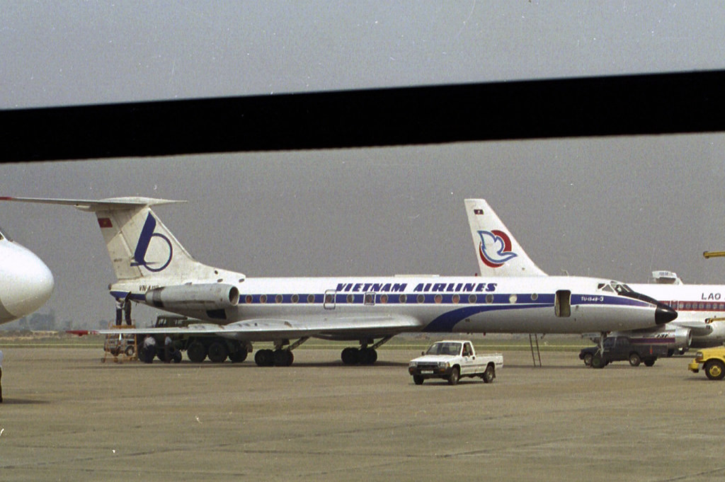 Chiếc Tupoloev Tu-134 của Việt Nam và một máy bay của Lào đỗ cạnh nhau tại sân bay Nội Bài.