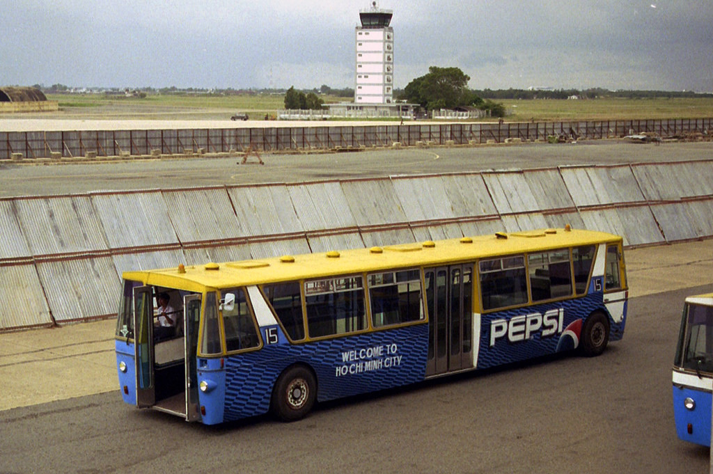 Xe buýt trung chuyển hành khách ở sân bay Tân Sơn Nhất.