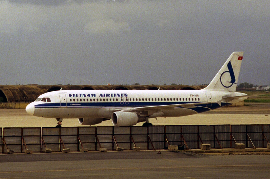 Cận cảnh chiếc Airbus của Vietnam Airlines tại Tân Sơn Nhất.